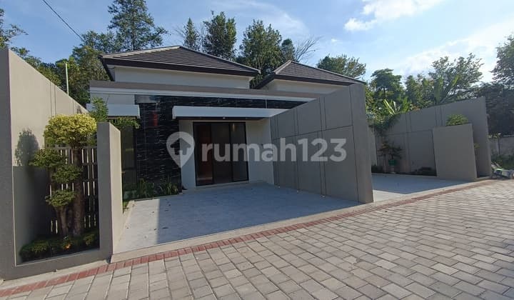 Ready to Occupy House, Modern Limasan Design, Only 100 Meters from Kaliurang Main Road, Near UII Campus.