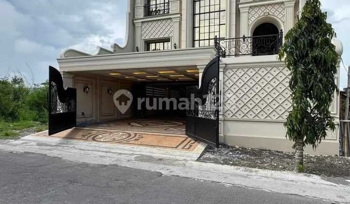 Rumah Siap Huni 3 Lantai Desain American Classic Dalam Ringroad Barat,Dekat Kampus Unu dan Al Azhar