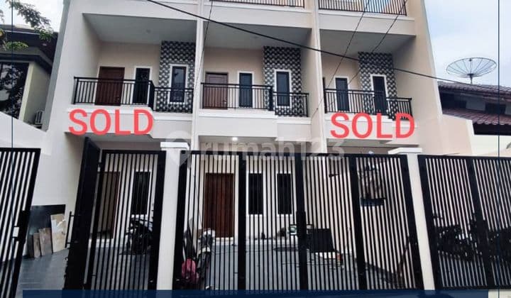 New !! 4-Bedroom House Facing South, Accessible for 2 Cars in Tanjung Duren - West Jakarta