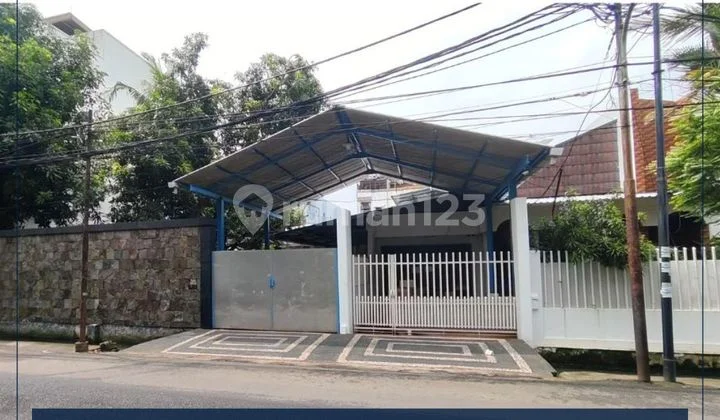 Rumah Dengan Halaman Luas Di Pinggir Jalan Utama