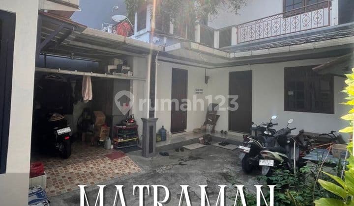 Very Spacious and Strategic House Suitable for Boarding Houses in Matraman - East Jakarta