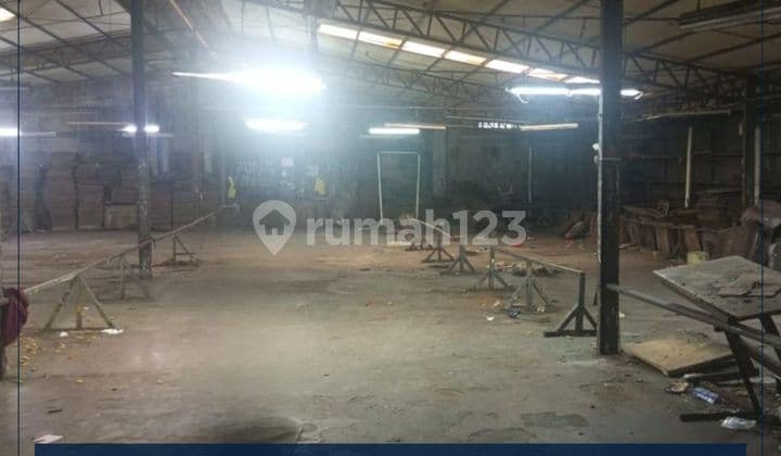 Warehouse in a Strategic Location, Over 700 Square Meters in Krendang, West Jakarta