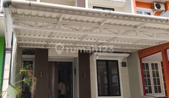 Rumah, 2 Lantai, SHM Rapi Terenovasi 4 Kamar Tidur Bebas Banjir