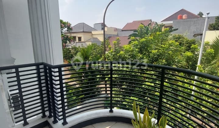 Nice 3-story house with SHM, 5-door access, toll road, prime location