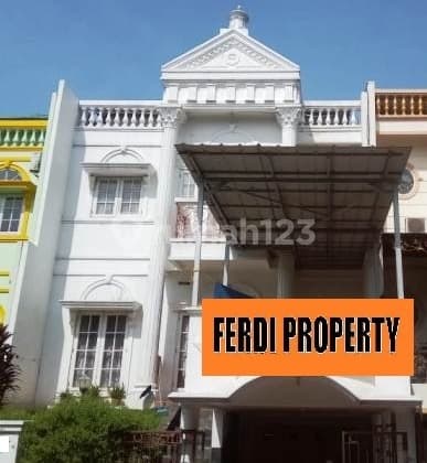 Rumah 2,5 Lantai, Bebas Banjir Model Clasik 4+1 Kamar Tidur