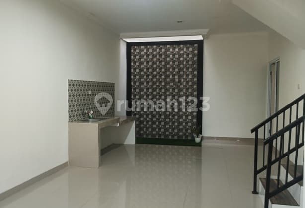 Rumah Bagus Unfurnished SHM 2 Lantai Dekat Area Fasum Bebasbanjir