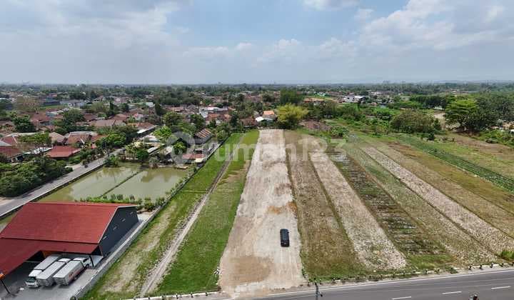 Land Hook Edge of Wide Asphalt Near DIY Regional Police in Sidokarto, SHM P