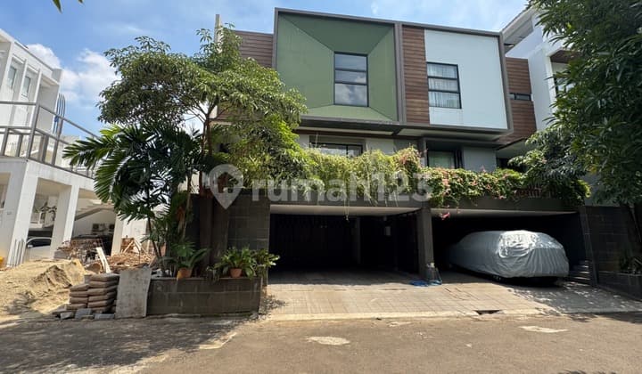 Rumah Dalam Town House Di Gatot Subroto