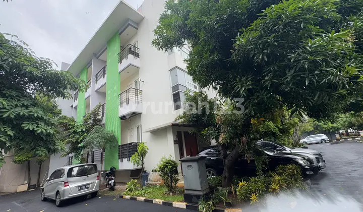 Jual Rumah Kost di Gatot Subroto - Dalam Komplek, 12 Kamar, Good Invest!