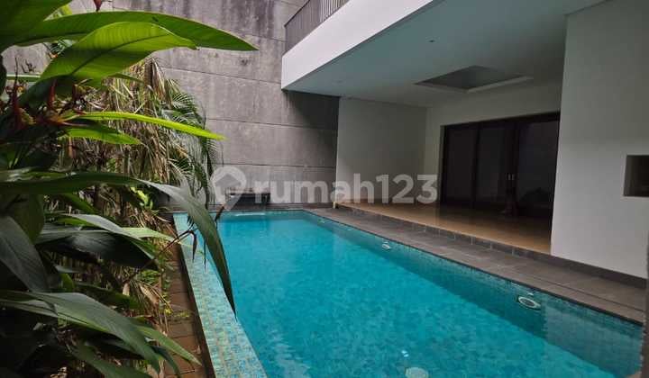 Rumah Siap Huni 2,5 Lantai di Dekat Area Scbd, Ada Kolam Renang, Parkir Mobil 4