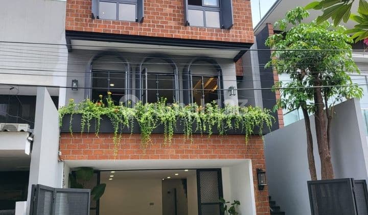 Rumah Mewah 3 Lantai Dengan Kolam Renang Area Premium