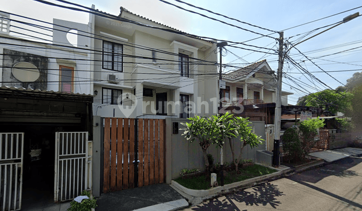 Dijual Rumah 3 Lantai di Pondok Indah - Dekat Tol Tb Simatupang, Posisi Tusuk Sate