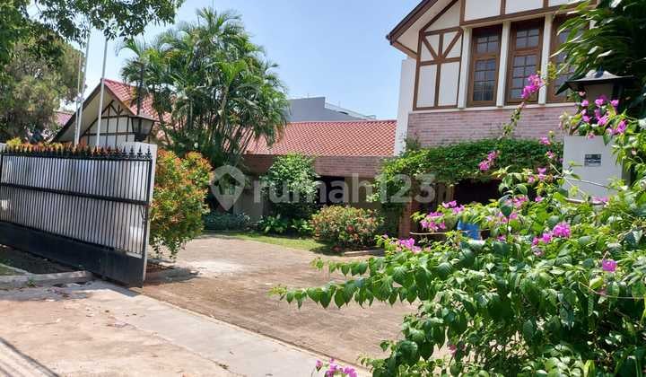 Jarang Ada! Rumah Besar di Tengah Kuningan Dijual