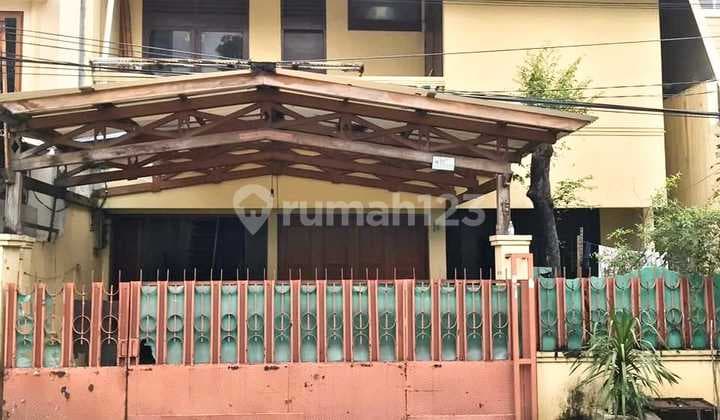 Rumah di Pejompongan, Akses Jalan Muat 3 Mobil, Dekat Gedung BPK