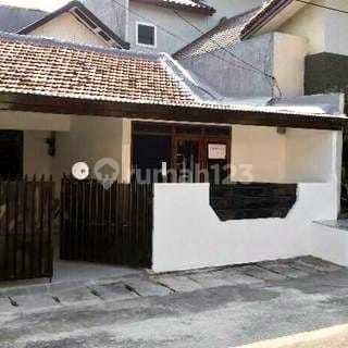 Selling Below Market Price! Single-Story Old House, 2-Car Driveway, Near Benhil Raya, Senayan, Sudirman