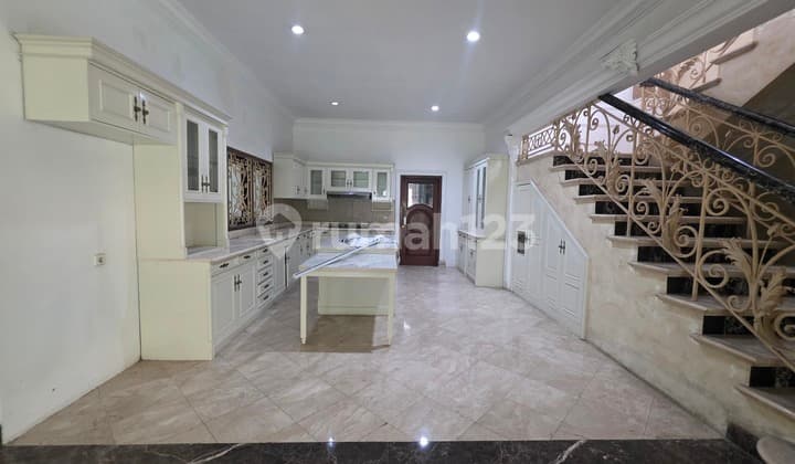 Premium Area Near SCBD Suitable for Offices and Residences, spacious land, includes a pool