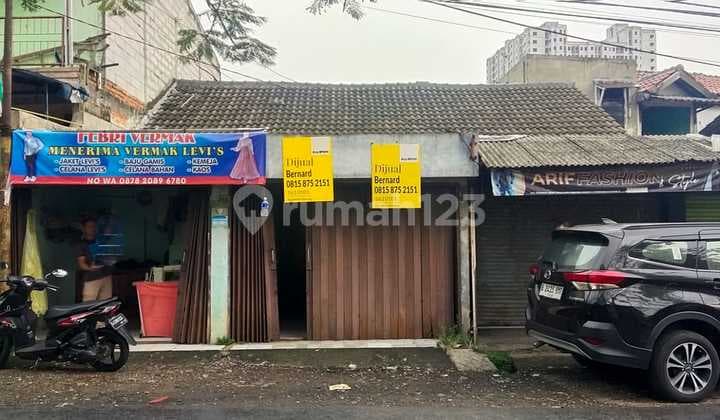 Rumah di Area Komersial