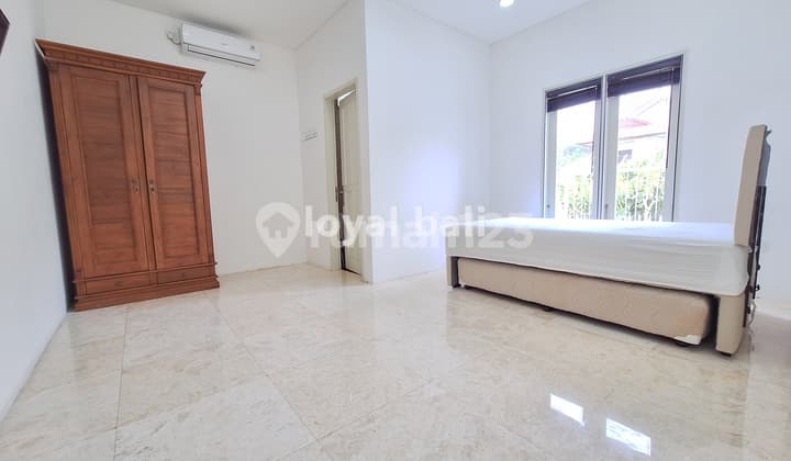 Luxury And Modern House With White Nuance In Taman Mumbul, Bali