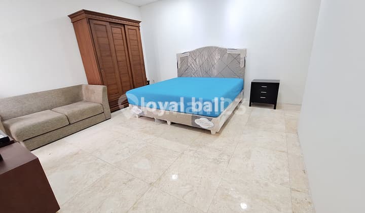 Luxury And Modern House With White Nuance In Taman Mumbul, Bali