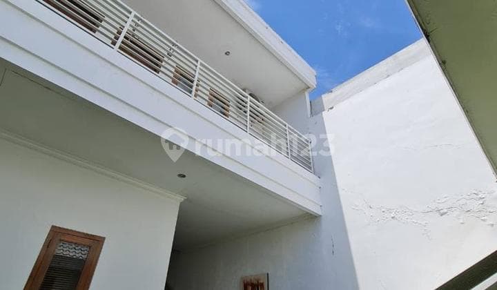Rumah 2 Lantai 3 Kamar di Kawasan Villa Kerobokan Badung