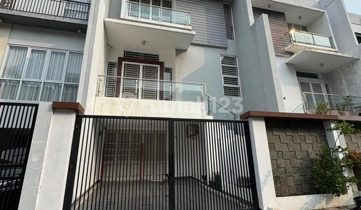 Rumah Siap Huni PIK Semi Furnished 3 lantai Kamar Mandi Dalam