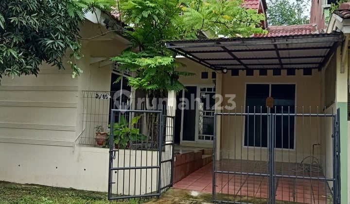 The house must sell quickly, near the market, near the highway.