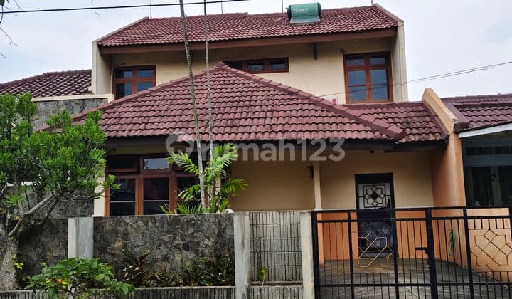 Rumah Taman Luas Siap Huni Dekat Shuttle Bus Bagus