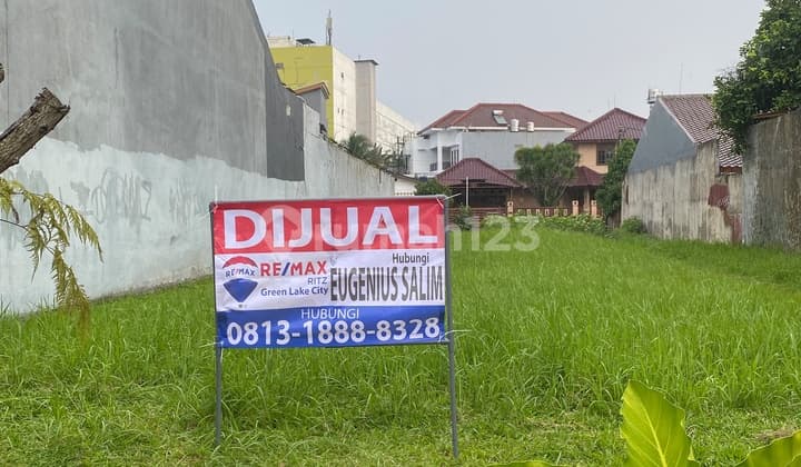 Here is the translation: **Mega Cinere Plot**