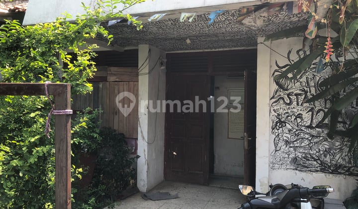 Rumah Tua di Kemang, Lokasi Premium, Hitung Tanah Saja