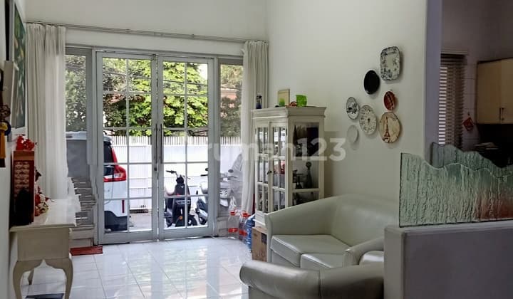 Rumah Bagus Rapi Plafon Tinggi