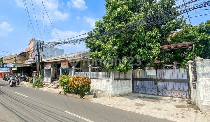 Strategic House and Business Place by the Roadside in Pejaten