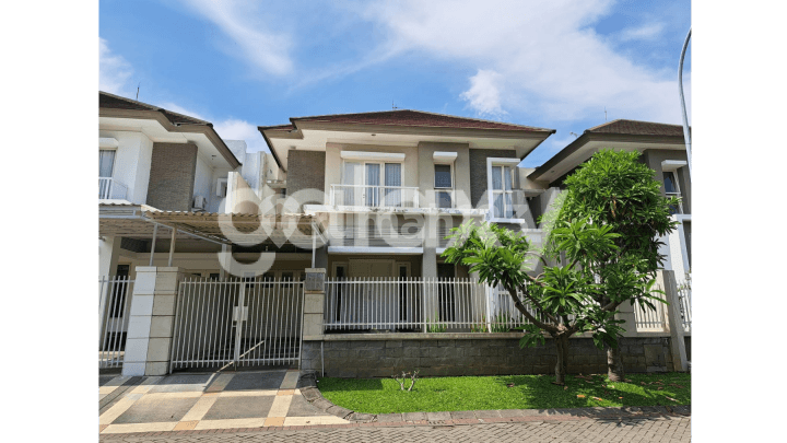 Minimalist House Puri Galaxy Bamboo Lake
