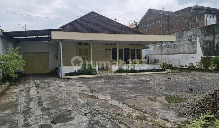 Colonial house on the side of the street, Tipes, Serengan, Solo.