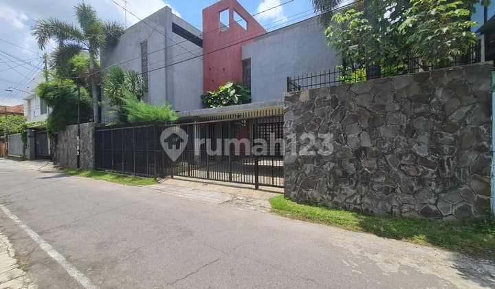 Rumah Mewah Pusat Kota Dekat Yos Sudarso Veteran Solo