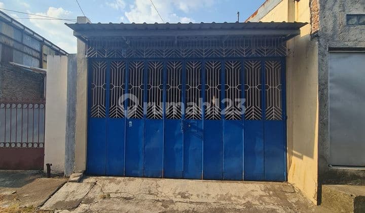 Ready-to-use house in the city center near Pasar Gede and Widuran, Solo.