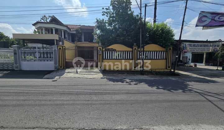 Rumah Luas Nuansa Kayu Jati di Baturan Colomadu Dekat Jalan Adi Sucipto Karangasem Solo