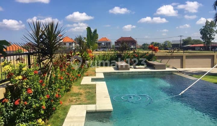 Villa 5 menit ke pantai Berawa view sawah 2 Lantai di Padonan SHM