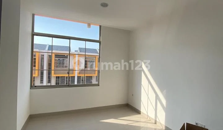 sewa rumah 3 lantai PIK 2 uk 4,5x10m ada AC