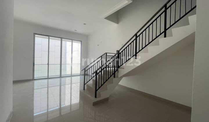 sewa rumah manhattan PIK 2 uk 8x25m kosongan