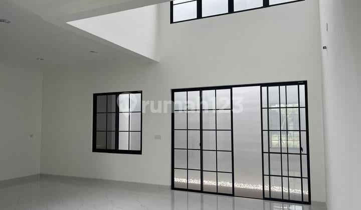 Rent a vacant villa house at Pasir Putih PIK 2, size 10x15m.