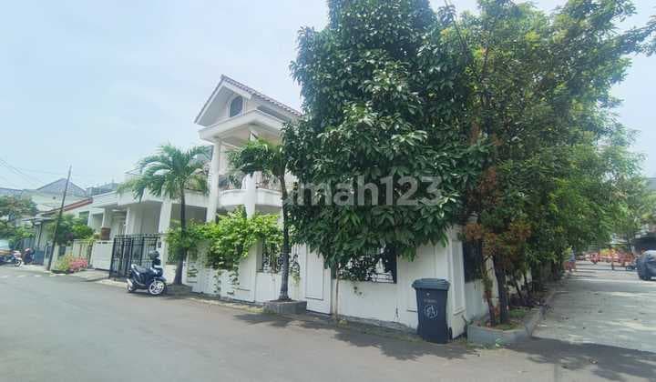 Rumah Hook Besar Lingkungan Asri di Taman Galaxy Bekasi Selatan