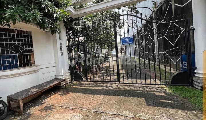 RUMAH LUAS DENGAN SWIMMING POOL DI TOWNHOUSE KEBAYORAN LAMA