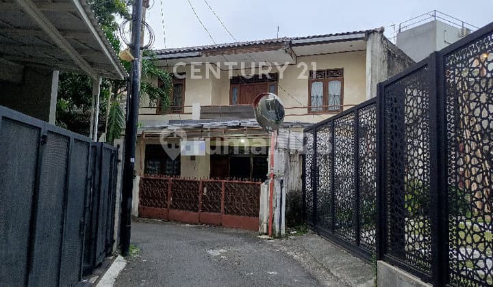 Livable House in a Quiet and Comfortable Environment in Tebet