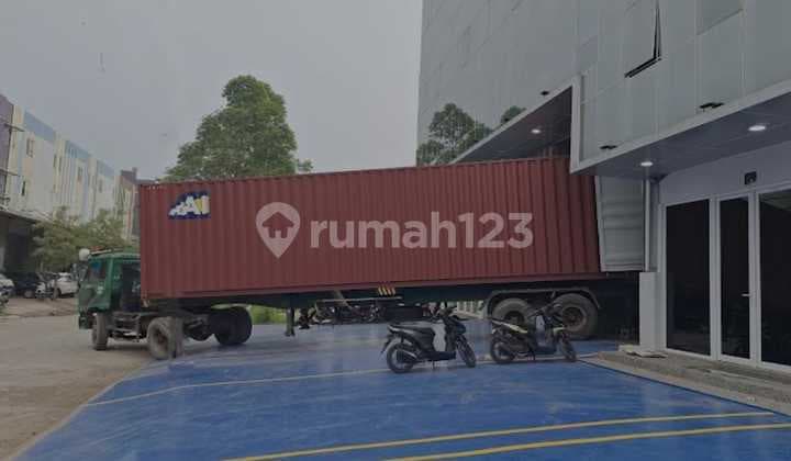 Disewakan Gudang Baru Siap Huni Semi Furnished di Kalideres