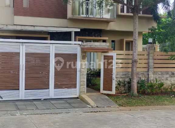 Rumah Dengan Pool Berhalaman Belakang Green Area Lepas