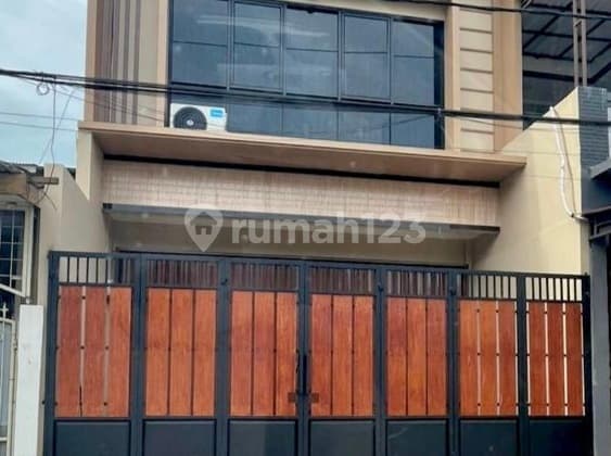 Strategic and Busy 2.5-Story Shophouse in Poris Indah, Tangerang