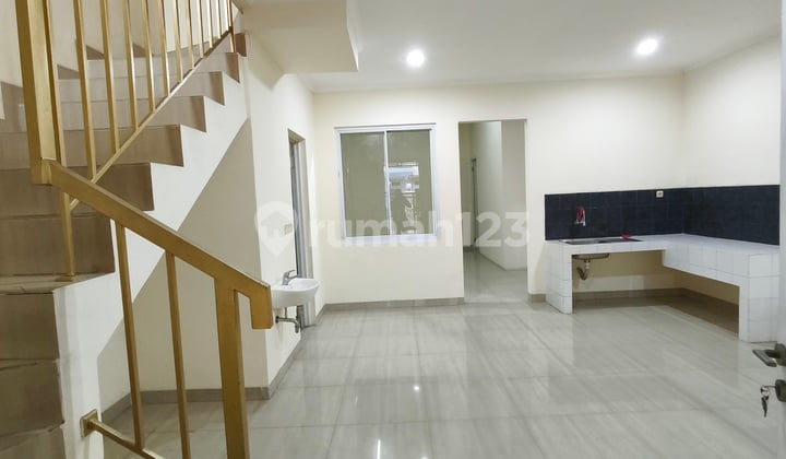 Dijual Murah Rumah 2 Lantai Cluster Beverly Hills, Duta Garden