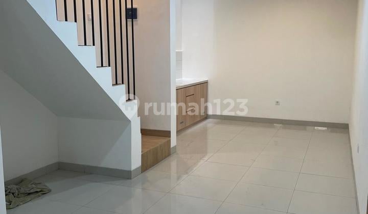 Rumah Baru 3 Lantai Strategis di Tanjung Duren, Grogol