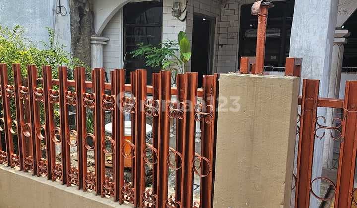 Rumah di Taman Meruya Ilir, Lokasi Strategis