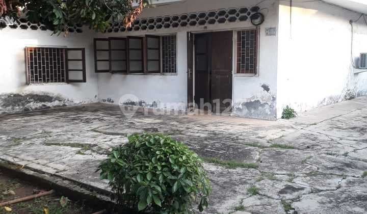 Lot for sale with a house in the middle of the city, close to everything, Palmerah Slipi area, West Jakarta.